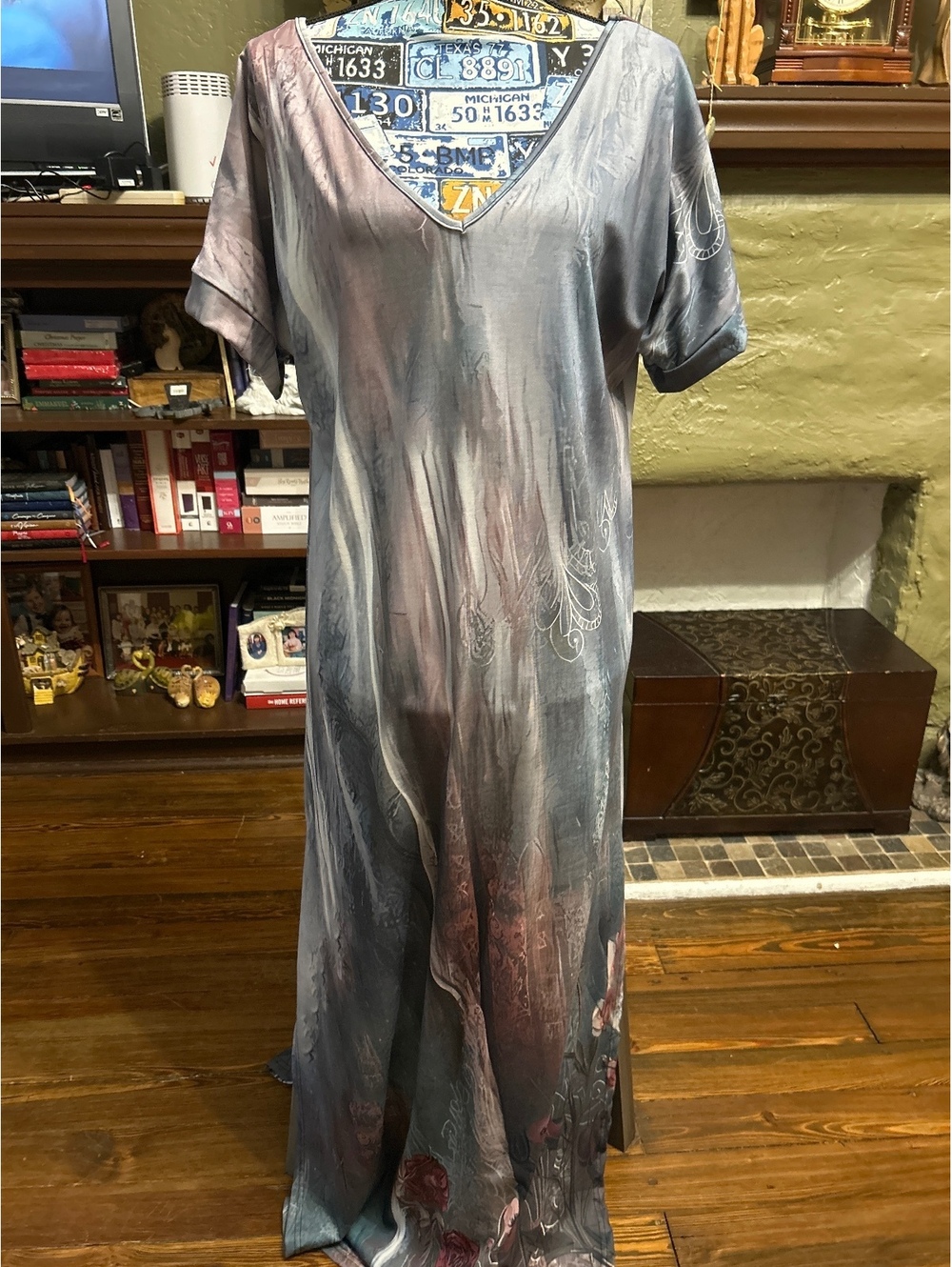 Maxi Dress with V-Neck and Side Slits in Gradient Blue and Pink Floral Print